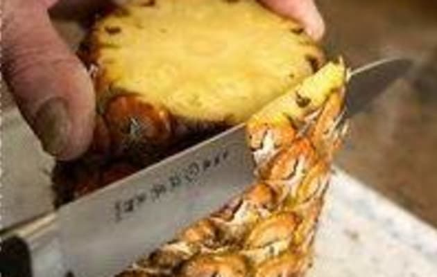 COMMENT ÉPLUCHER UN ANANAS À LA VIETNAMIENNE  COMMENT ÉPLUCHER UN ANANAS A  LA VIETNAMIENNE (SANS MACHINE) Vous aimez les ananas mais vous n'osez  jamais à en acheter en entier car ce