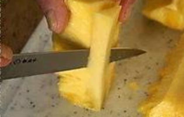 Savoir-faire à conserver: Éplucher les ananas efficacement pour la mise en  conserve maison (ou autre application déco de buffet!)