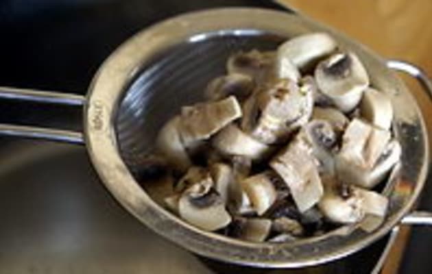 Nettoyer les champignons sans les tremper dans l'eau - Recette par Chef  Simon