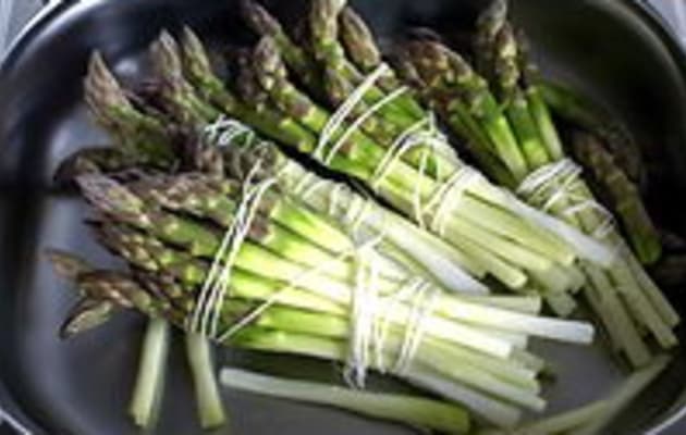 Éplucher et cuire des asperges - Cuisson des asperges fraîches (pas à