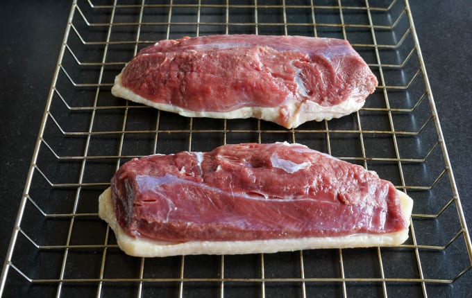 Magret de canard fumé à froid et séché au sel sec : recette Magret de