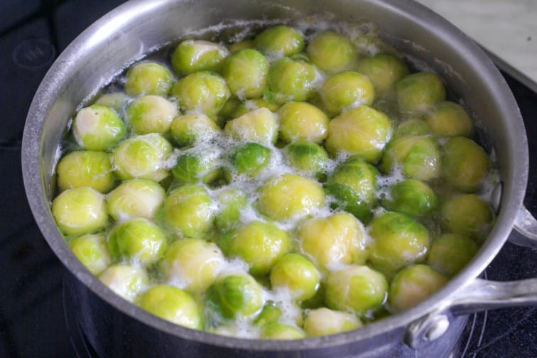 Cuisson des choux de Bruxelles à l'anglaise et sautés au beurre