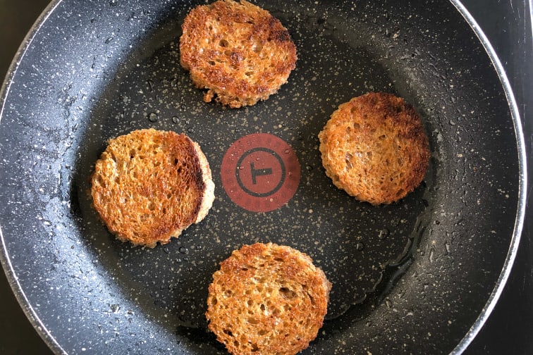 Filets de rougets à l'unilatérale sur canapés, huiles de CBD basilic ou ...