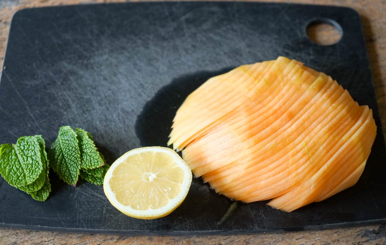 Carpaccio de melon à la menthe - Etape 1