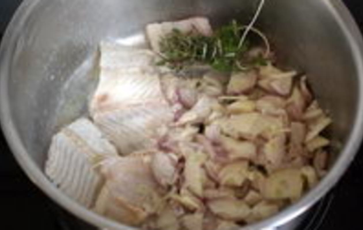 Fumet de poisson frais réalisé avec les arrêtes Recette par Chef Simon