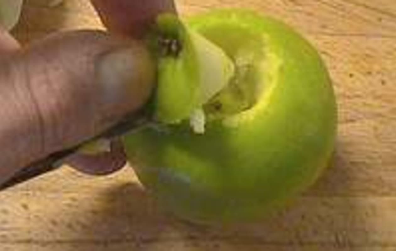 Eplucher et évider une pomme - Etape 2
