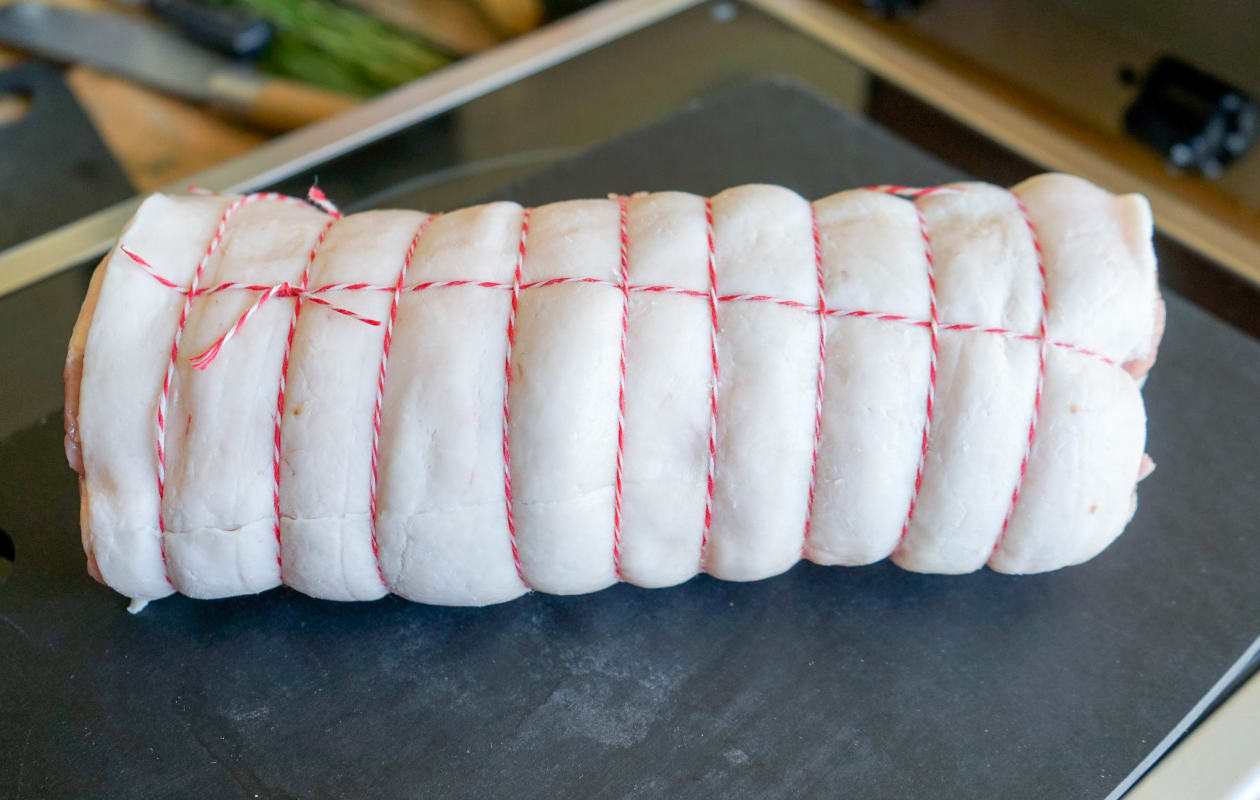 Cuisson du rôti de porc au four entouré de ses légumes - Recette par ...