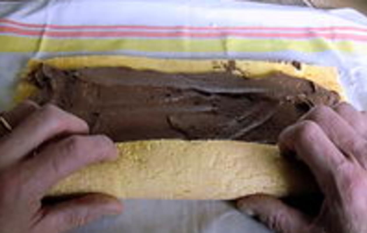 Bûche de Noel au chocolat : former la bûche - Etape 7