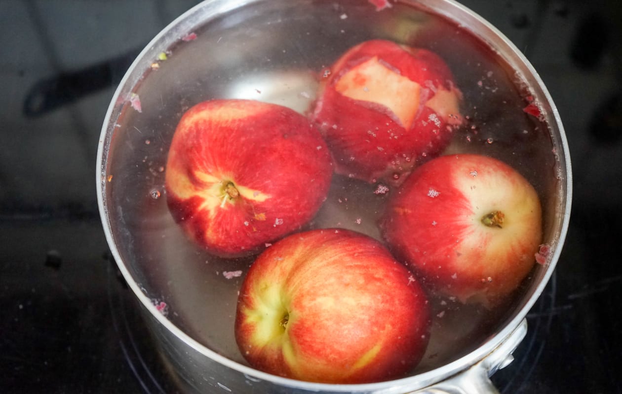 Pocher des fruits au sirop - Etape 1