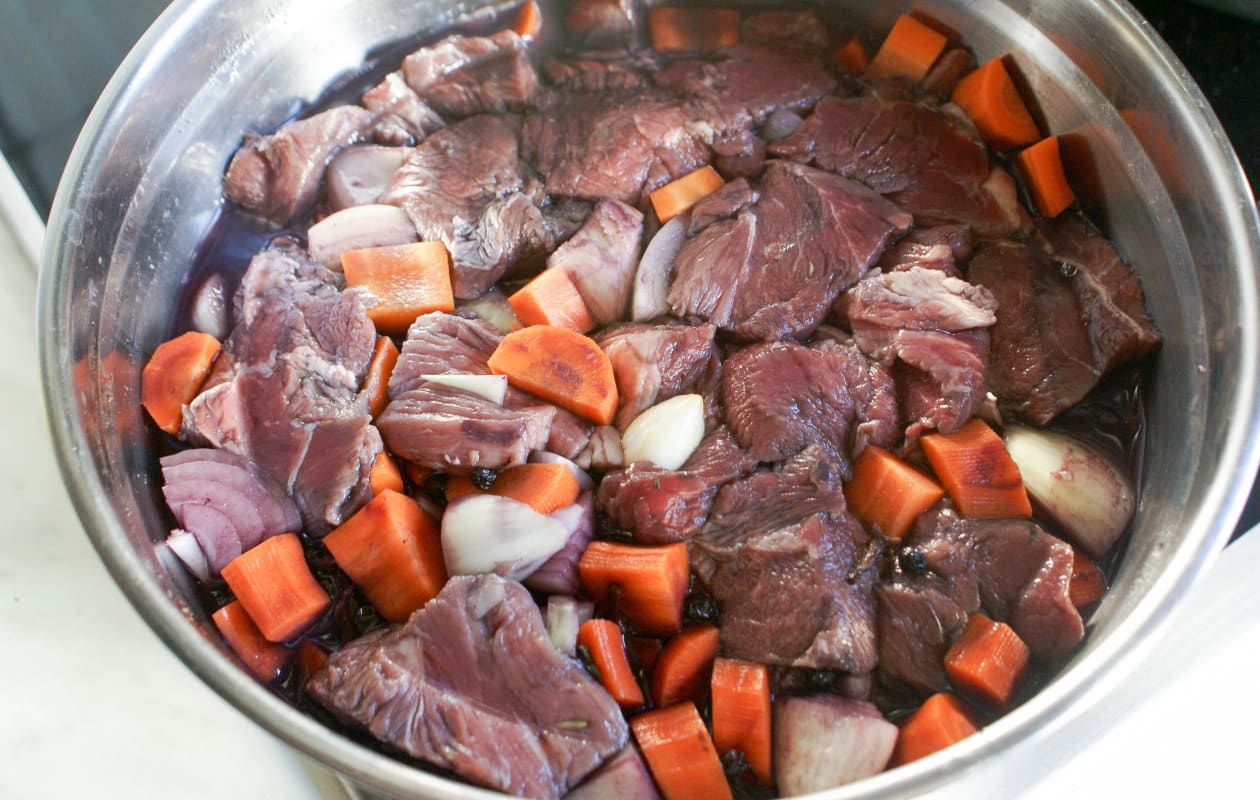 Boeuf bourguignon traditionnel avec marinade au vin rouge de Bourgogne