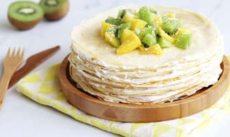 Gâteau de crêpes à la noix de coco, mangue et kiwi