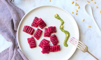 Gnocchi de betterave et pesto de fanes de betterave