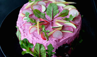 Sandwich cake revisité à la betterave, légumes et maquereau fumé