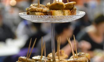 Toasts confit d'ail et oignon déglacé au cassis, boudin blanc