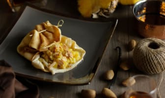 Aumonière de crêpe à l'ananas flambée au rhum