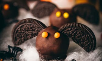 Halloween cookie dough balls en forme de chauve-souris