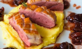 Magret de canard aux cerises