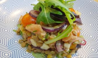 Salade de lentilles blondes au saumon, pomme Granny Smith, tomates cerises