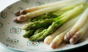 Éplucher et cuire des asperges fraîches