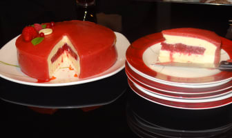 Entremet chocolat blanc fruits rouges sur génoise pralinée