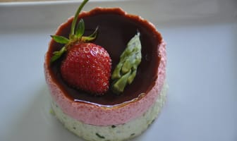 Duo d'asperges et de fraises en bavarois