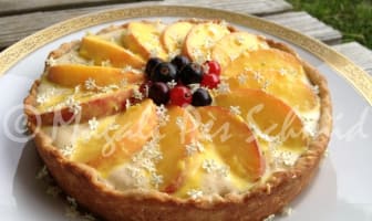 Tarte de pêches jaunes et sirop de fleurs de sureau, sur lemon curd à la nectarine