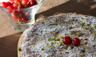 Tarte streusel à la cerise et crème d'amande à la pistache