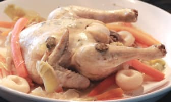 Poularde pochée demi-deuil et sauce suprême