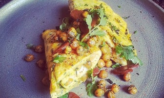 Omelette aux pois chiches grillés, herbes et poutargue