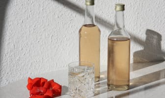 Bouteilles de sirop de pétales de roses