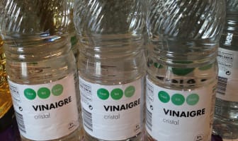 Bouteilles de vinaigre blanc en vente