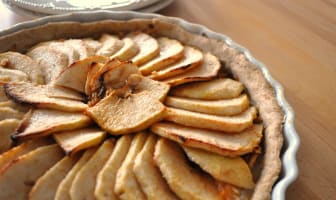 Tarte aux pommes et assiettes blanches