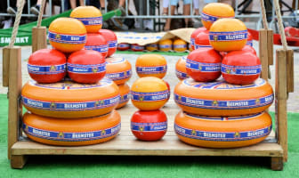 Fromages Edam sur l'étal d'un marché néerlandais.