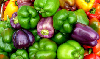 Assortiment de poivrons verts, jaunes ou rouges