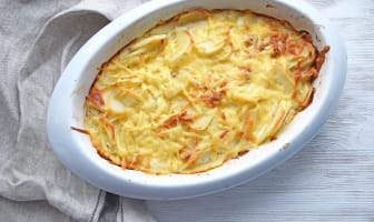 Gratin de pommes de terre dans un plat à four