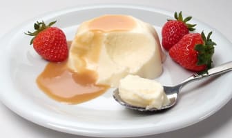 Crème Bavaroise fraise et sauce caramel