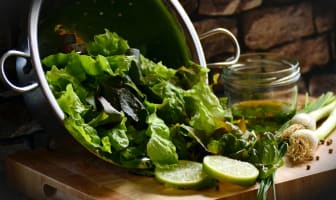 Salade verte, huile d'olive et citron