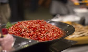 Sauce salsa dans une assiette pour l'apéritif