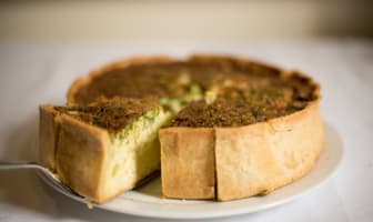 Gâteau salé aux légumes découpé en tranches