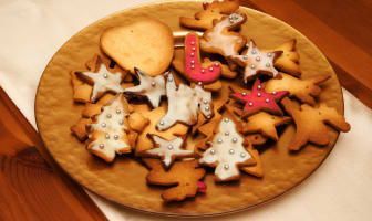 Biscuits de noël en forme d'étoiles et de sapins