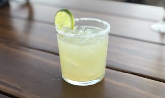 Margarita servie dans un verre à cocktail
