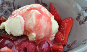 Glace et coulis de framboises