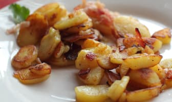 Assiette de pommes de terre sautées 