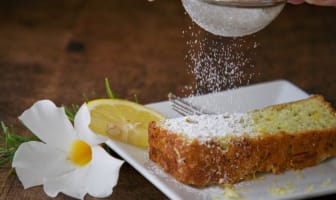 Part de cake au citron saupoudré de sucre glace