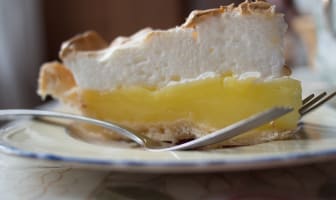 Part de tarte au citron sur assiette