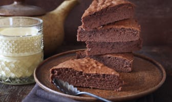 Parts de génoise au chocolat avec de la crème anglaise