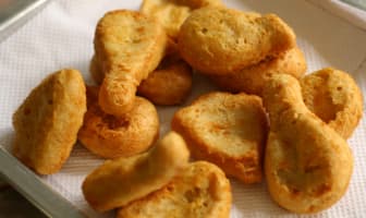 Nuggets sur papier absorbant