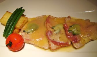 Petites escalopes de veau à la sauge, jambon toscan et fontina, déglacé au vin blanc