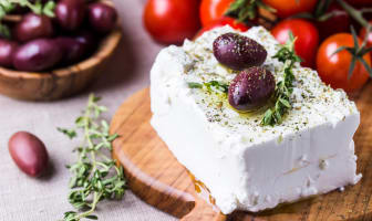 Feta sur planche avec thym et olives