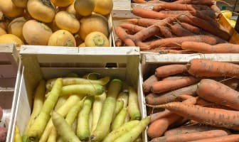 Fruits et légumes anciens sur le marché